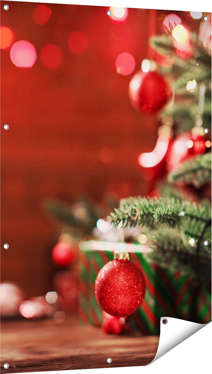 Gards Tuinposter Kerstboom met Rode Lichtjes en Kerstballen - 80x120 cm - Tuindoek - Tuindecoratie - Wanddecoratie buiten - Tuinschilderij Multikleur