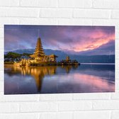 Muursticker - Gouden Lagen Pura Ulun Danu Bratan Tempel langs het Meer in Indonesië - 75x50 cm Foto op Muursticker