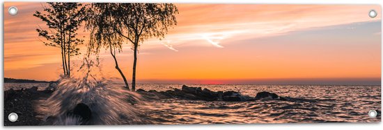 Tuinposter – Golven Klotsend tegen de Rotsen tijdens Zonsondergang - 90x30 cm Foto op Tuinposter (wanddecoratie voor buiten en binnen)