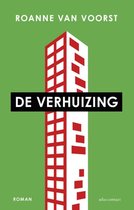 Boek "De Verhuizing" van Roanne van Voorst, met een witte torenflat met rode raampjes op een groene achtergrond.