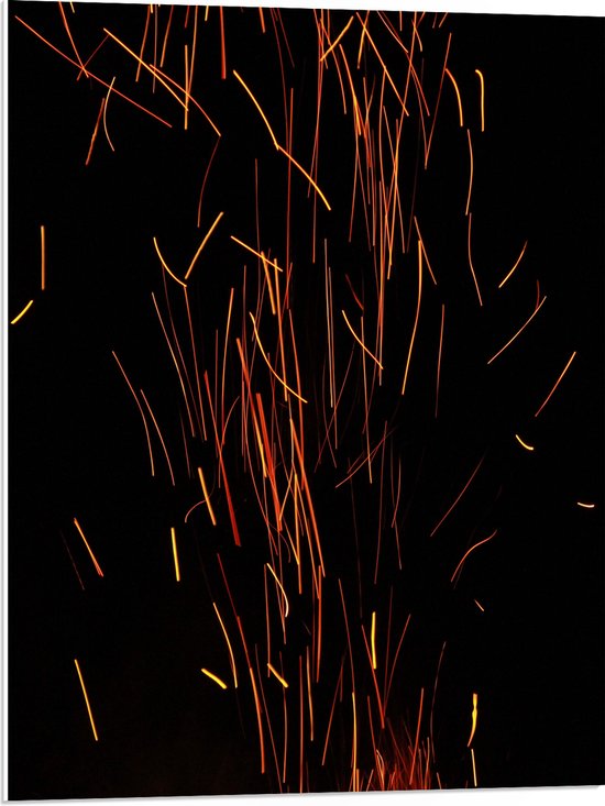PVC Schuimplaat- Vliegende Oranje Lichtstaven door Donkere Omgeving (Niet Lichtgevend) - 60x80 cm Foto op PVC Schuimplaat