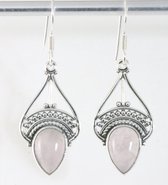 Opengewerkte zilveren oorbellen met rozenkwarts