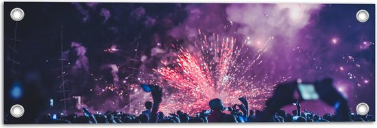 Tuinposter – Vuurwerk en Rook bij Concert - 60x20 cm Foto op Tuinposter (wanddecoratie voor buiten en binnen)