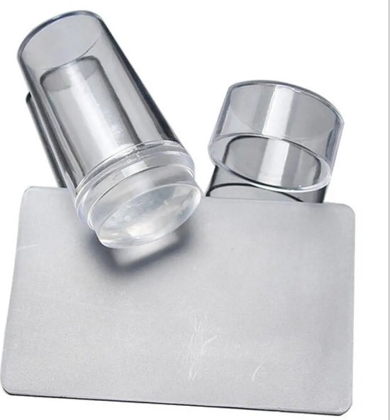 Transparante nagelstempel met platte onderkant, naast een metalen schraper.