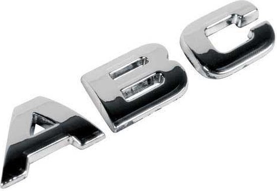 Zilverkleurige 3D letter 'A' met glanzende chroomafwerking.