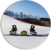Dibond Muurcirkel - Snowboard met Bril op Perfect Wintersport Landschap - 70x70 cm Foto op Aluminium Muurcirkel (met ophangsysteem)