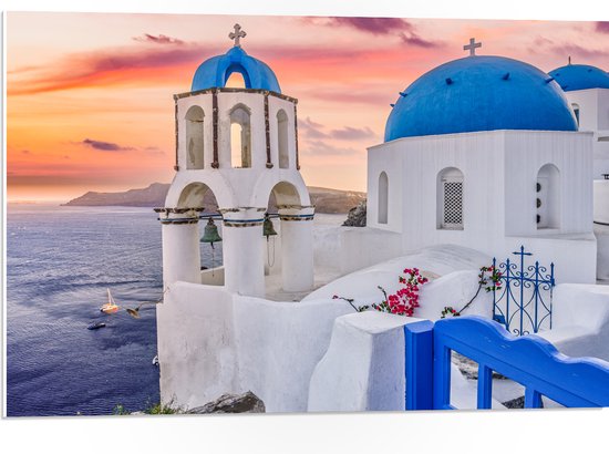 PVC Schuimplaat- Traditionele Torentjes met Blauwe Details aan de Kust van Santorini - 75x50 cm Foto op PVC Schuimplaat