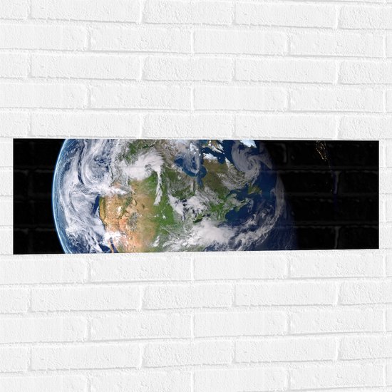 Muursticker - Licht en Donker op Aarde in het Heelal - 90x30 cm Foto op Muursticker