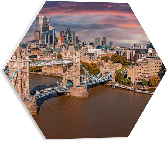 PVC Schuimplaat Hexagon - Uitzicht op Tower Bridge bij Ondergaande Zon, Londen - 40x34.8 cm Foto op Hexagon (Met Ophangsysteem)