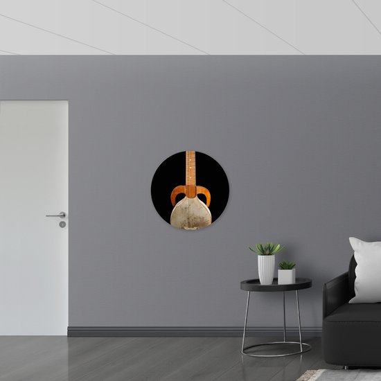 Muursticker Cirkel - Traditioneel Aziatisch Snareninstrument tegen Zwarte Achtergrond - 70x70 cm Foto op Muursticker