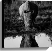 Canvas - Vooraanzicht van Neushoorn drinkend uit Meer met Weerspiegeling (Zwart- wit) - 40x40 cm Foto op Canvas Schilderij (Wanddecoratie op Canvas)