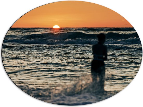 Dibond Ovaal - Silhouet van Vrouw in de Wilde Zee tijdens Zonsopkomst - 68x51 cm Foto op Ovaal (Met Ophangsysteem)