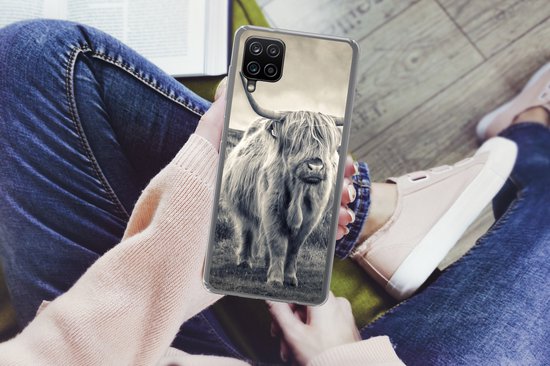 Convient pour la coque Samsung Galaxy A12 - Highlander écossais - Animaux - Nuages ​​- Vache - Nature - Étui de téléphone en Siliconen