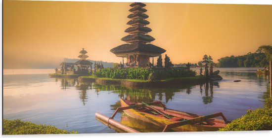 Dibond - Smalle Hoge Pura Ulun Danu Bratan Tempel omringd door Water in Indonesië - 100x50 cm Foto op Aluminium (Wanddecoratie van metaal)