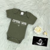 Romper met tekst 'COMING SOON - January 2024' - Groen- Zwangerschap aankondiging - Januari- In verwachting - Zwanger - Pregnancy announcement - Baby aankondiging