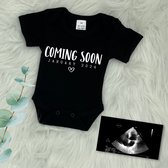 Romper met tekst 'COMING SOON - January 2024' - Zwart - Zwangerschap aankondiging - Januari- In verwachting - Zwanger - Pregnancy announcement - Baby aankondiging