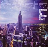 Le devant de la pochette du CD Oasis 'Standing On The Shoulder Of Giants' avec l'Empire State Building et une vue sur la ville au coucher du soleil.