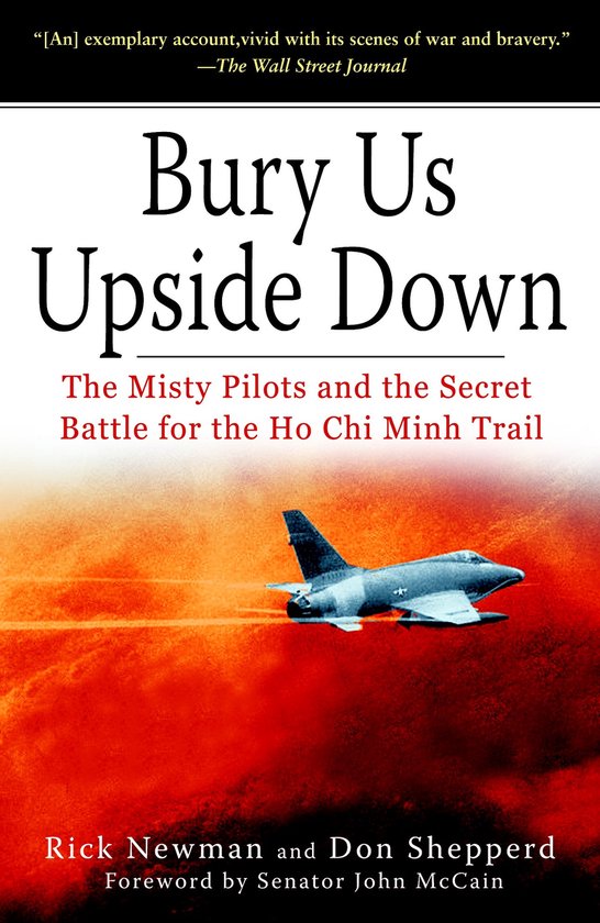 Boek "Bury Us Upside Down". De ondertitel luidt: "The Misty Pilots and the Secret Battle for the Ho Chi Minh Trail". Een militair vliegtuig vliegt over een rode, oranje gloed.
