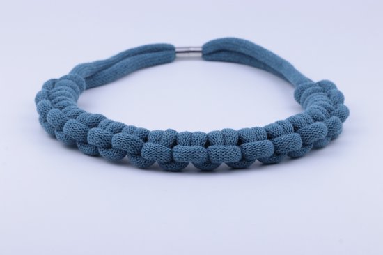 Studio Halszaak. Geknoopte ketting. Macrame statement ketting, Blauw