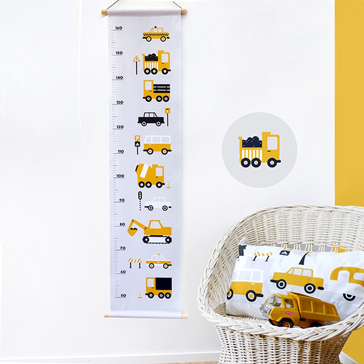 Groeimeter Voertuigen oker geel 30cm x 130cm - groeimeter - babykameraccessoire - katoen - voertuigen - graafmachine - vrachtwagen - auto - oker - babykamer - jongenskamer - muurdecoratie - stokken - lederlook touwtje