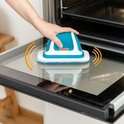 Hand met de blauw-witte Livington MultiScrubber op de glazen deur van een oven.