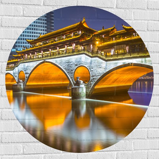 Muursticker Cirkel - Verlichte Anshun Brug in de Avond in Chengdu, China - 100x100 cm Foto op Muursticker