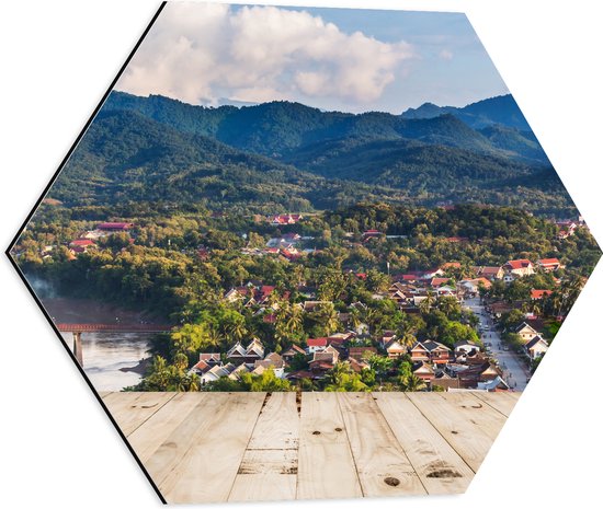 Dibond Hexagon - Uitzicht over Dorpje aan de Rand van Berg in Laos - 50x43.5 cm Foto op Hexagon (Met Ophangsysteem)