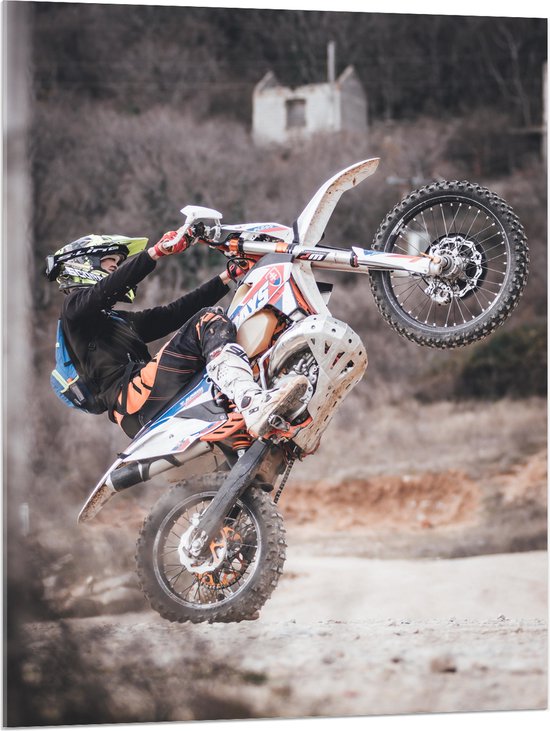 Acrylglas - Man Stuntend op Motor op Motorcross Parcour - 75x100 cm Foto op Acrylglas (Met Ophangsysteem)