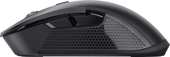 Zij-aanzicht van een zwarte draadloze gaming muis met honeycomb grip.