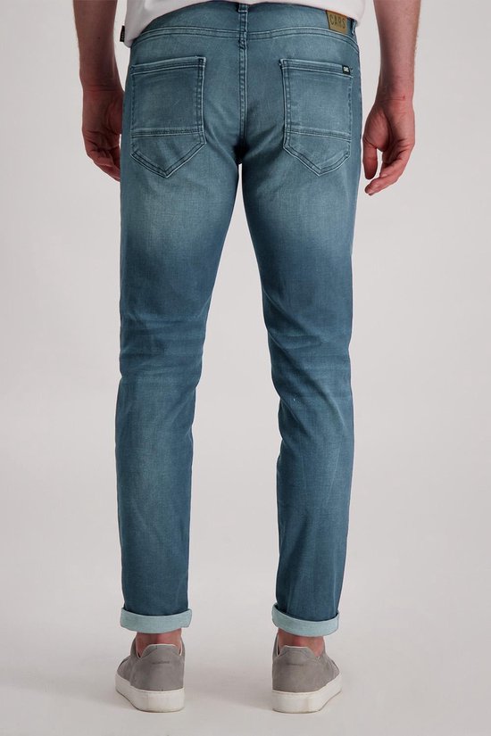 Mannen, slim fit jeans, lichtblauw met omgeslagen broekspijpen, achterkant.