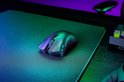 Een gedetailleerde close-up van de donkergrijze Razer Deathadder V2 X HyperSpeed gamingmuis op een zwart gamingmuismat.
