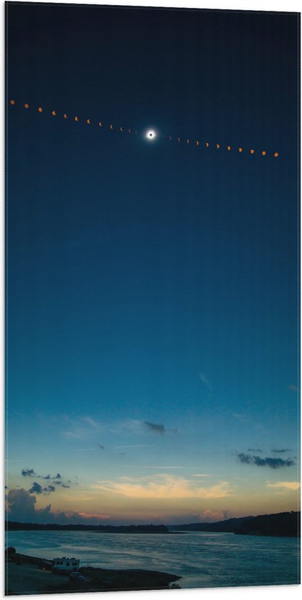 Vlag - Processen van Zonsverduistering in de Lucht boven Meer in Landschap - 50x100 cm Foto op Polyester Vlag