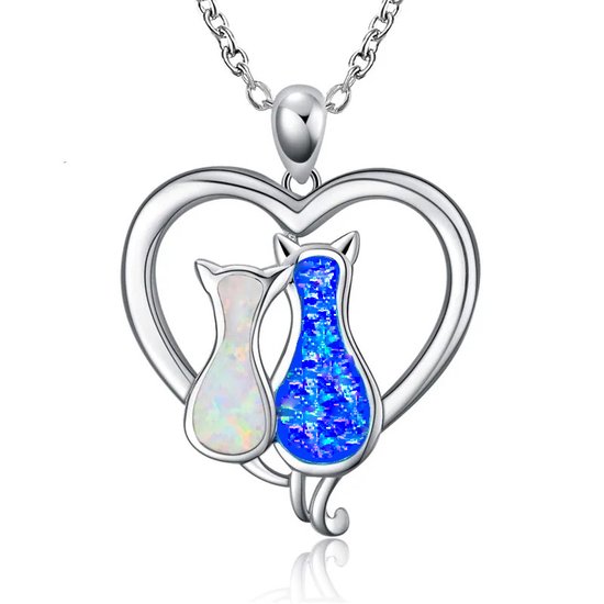 Zilveren ketting met hartvormige hanger met twee katten, één wit, één blauw.