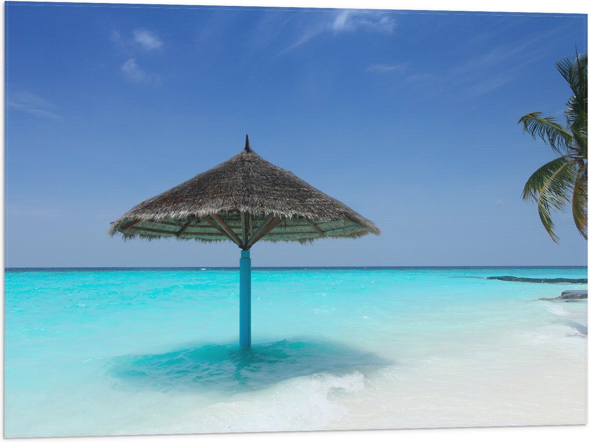 Vlag - Rieten Parasol op het Strand bij het Blauwe Water - 80x60 cm Foto op Polyester Vlag