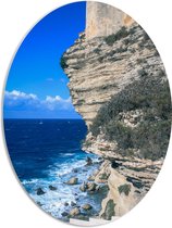 PVC Schuimplaat Ovaal - Grote Rotsen langs de Blauwe Zee - 51x68 cm Foto op Ovaal (Met Ophangsysteem)