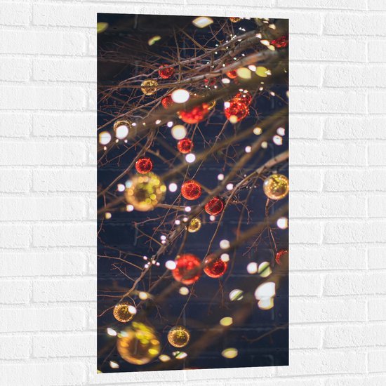Muursticker - Lampjes en Kerstballen in de Boom - 50x100 cm Foto op Muursticker