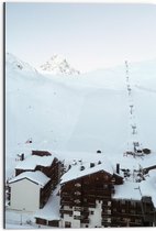 Dibond - Houten Huisjes op Piste met Sneeuw - 50x75 cm Foto op Aluminium (Met Ophangsysteem)