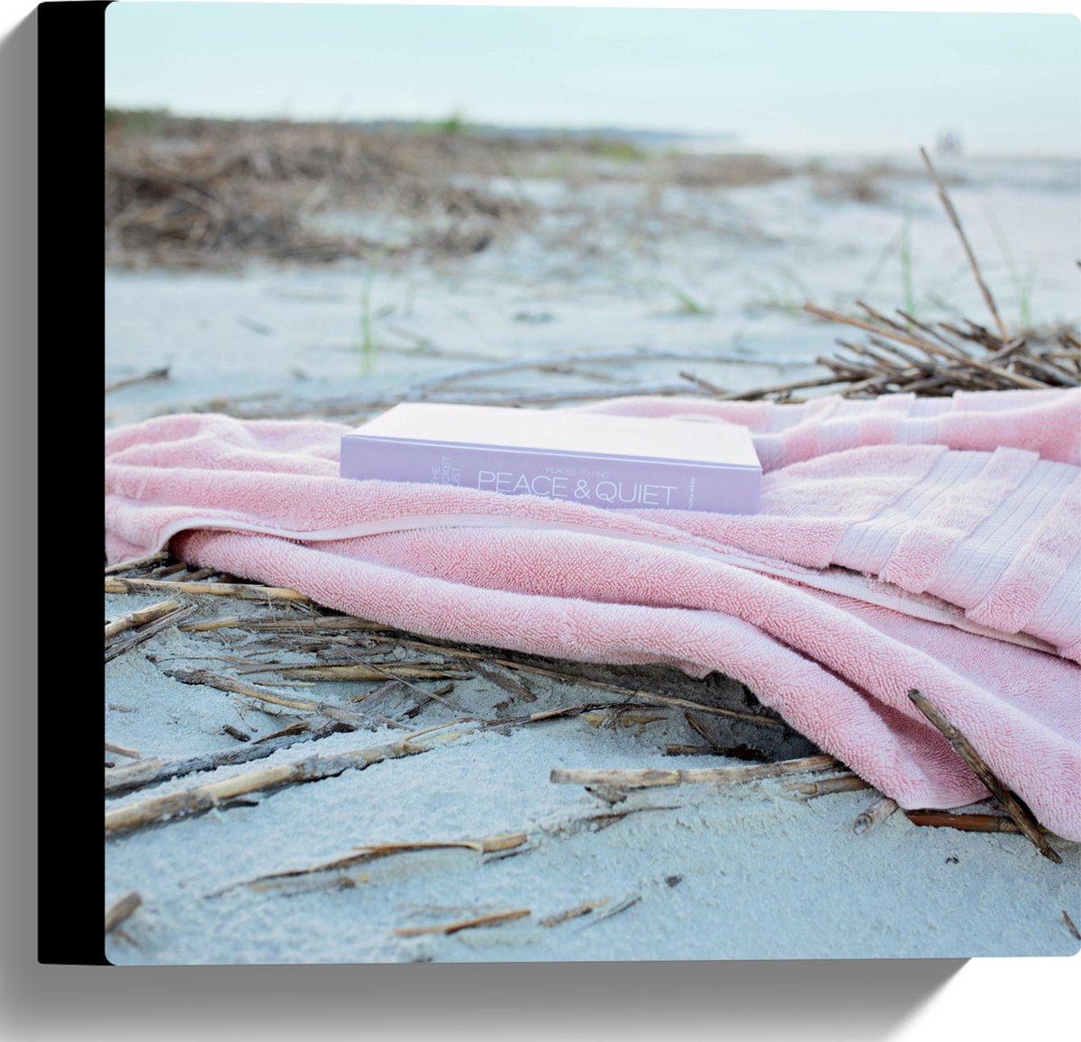 Canvas - Boek met Handdoek op Beige Strand - 30x30 cm Foto op Canvas Schilderij (Wanddecor
