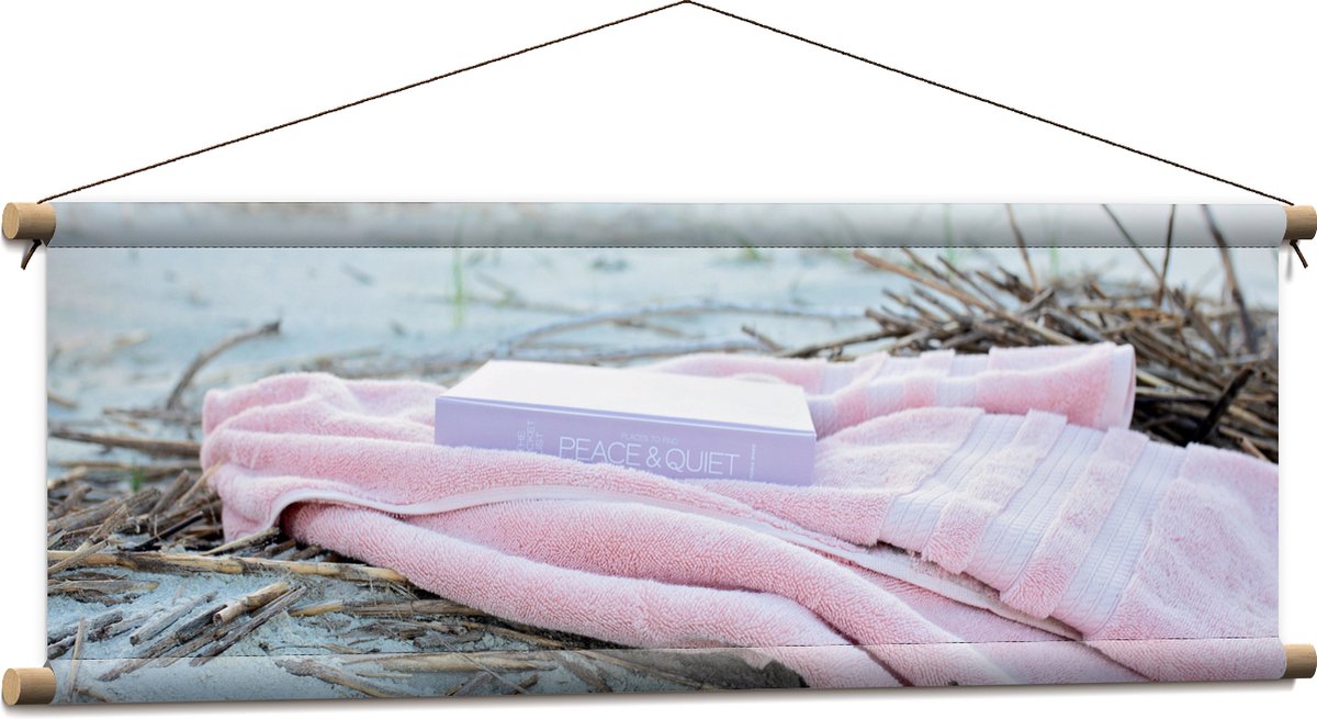 Textielposter - Boek met Handdoek op Beige Strand - 90x30 cm Foto op Textiel
