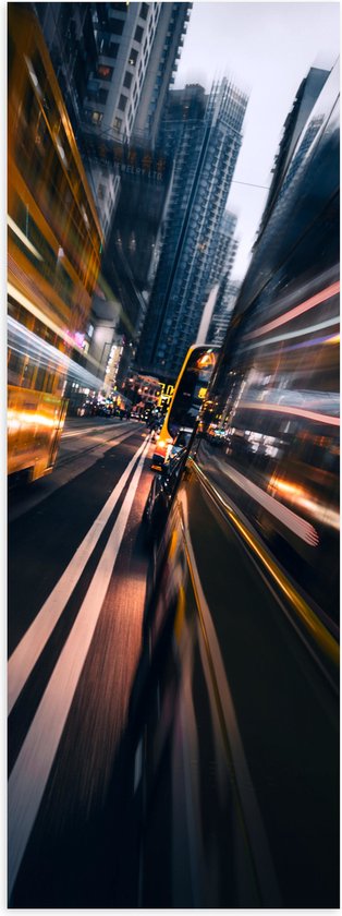 Poster (Mat) - Straat met Snelrijdende Bussen in het Donker - 20x60 cm Foto op Posterpapier met een Matte look