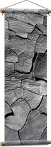 WallClassics - Textielposter - Scheuren in Berg (Zwart- wit) - 30x90 cm Foto op Textiel