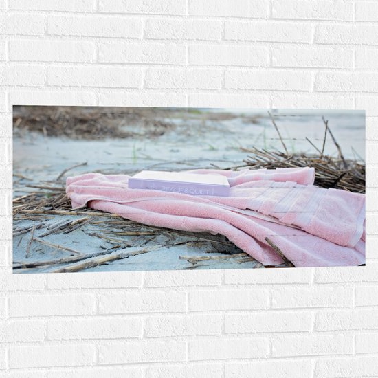 WallClassics - Muursticker - Boek met Handdoek op Beige Strand - 100x50 cm Foto op Muursticker