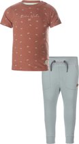 Koko Noko - Kledingset - Jongens - Joggingbroek Dusty Blue - Shirt Rusty Brown - Maat 110