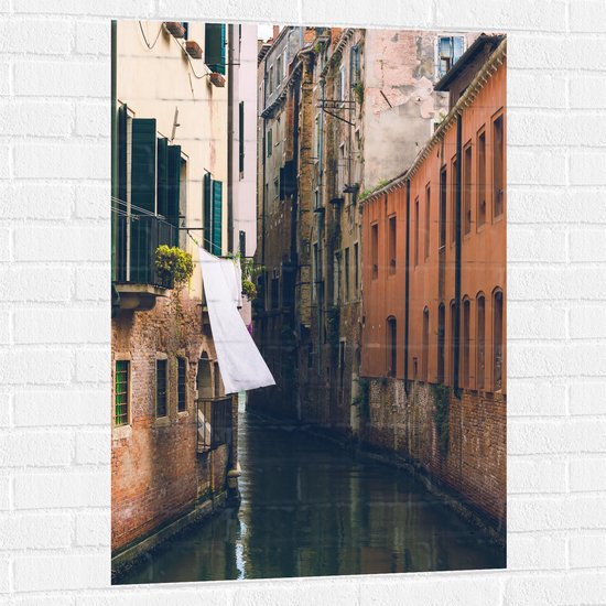 Muursticker - Sloot tussen Gebouwen in Venetië - 70x105 cm Foto op Muursticker