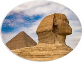 PVC Schuimplaat Ovaal - Sfinx met op de Achtergrond een Piramide in Egypte - 56x42 cm Foto op Ovaal (Met Ophangsysteem)