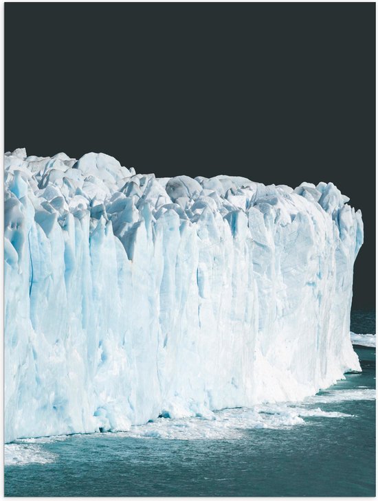 WallClassics - Poster Glanzend – Kaarsrechte IJsbergen aan de Zee - 30x40 cm Foto op Posterpapier met Glanzende Afwerking
