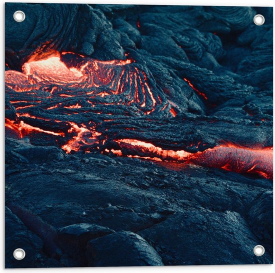WallClassics - Tuinposter – Magma Stromend over Vulkaan - 50x50 cm Foto op Tuinposter (wanddecoratie voor buiten en binnen)