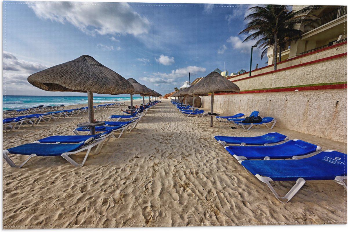 Vlag - Blauwe Ligbedden op Strand met Rieten Parasols - 60x40 cm Foto op Polyester Vlag