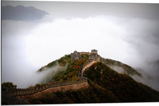 Dibond - Mist bij Berg met Chinese Muur - 90x60 cm Foto op Aluminium (Wanddecoratie van metaal)