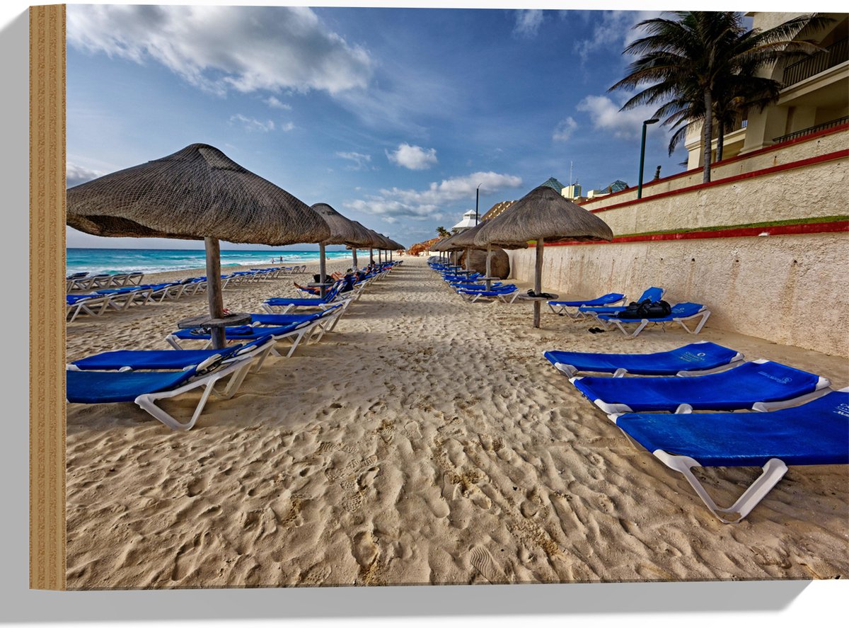 Hout - Blauwe Ligbedden op Strand met Rieten Parasols - 40x30 cm - 9 mm dik - Foto op Hout